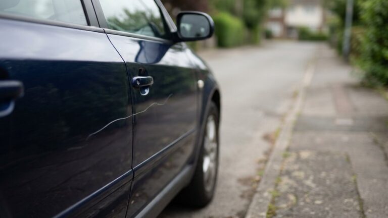 Griffe sur la carrosserie d'une voiture