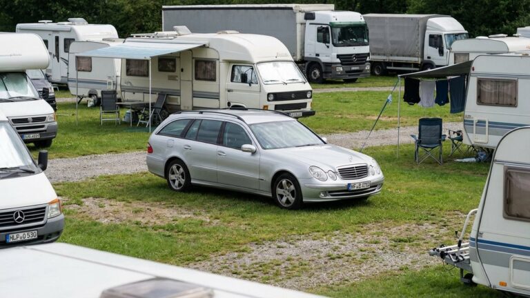 Mercedes garée sur une aire de stationnement de gens du voyage