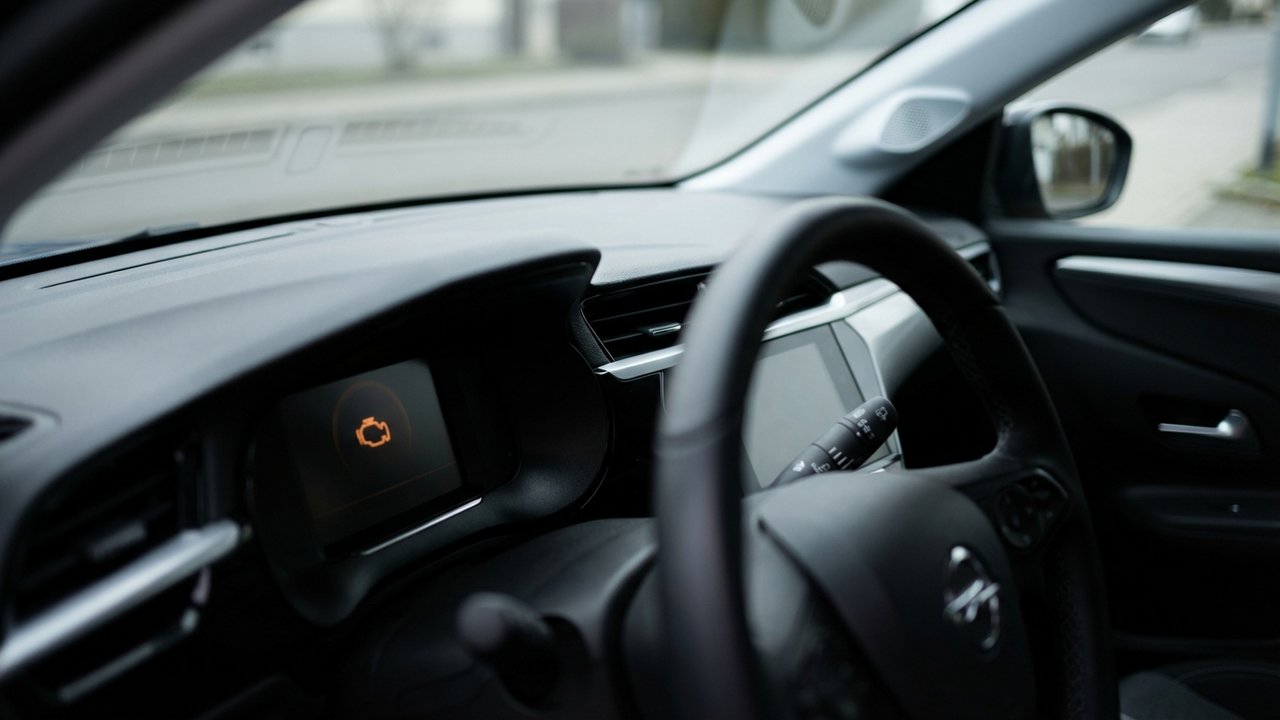 Voyant rouge allumé sur le tableau de bord d'une Opel Corsa