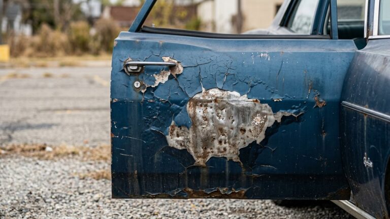 Peinture de voiture qui s'écaille sur une portière
