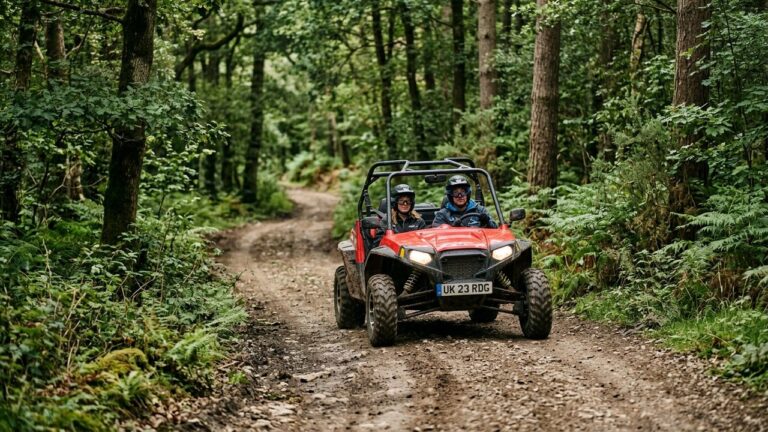 Buggy homologué route circulant sur un sentier forestier