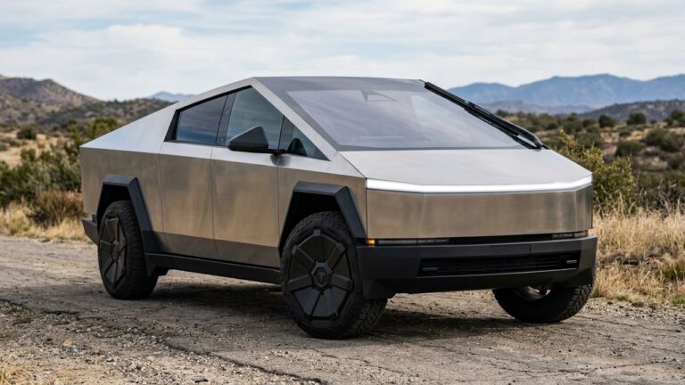 Le Tesla Cybertruck avec sa carrosserie angulaire en acier inoxydable