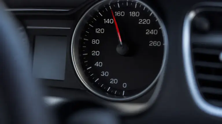 Excès de vitesse inférieur à 10 km/h : compteur au-dessus de la limite
