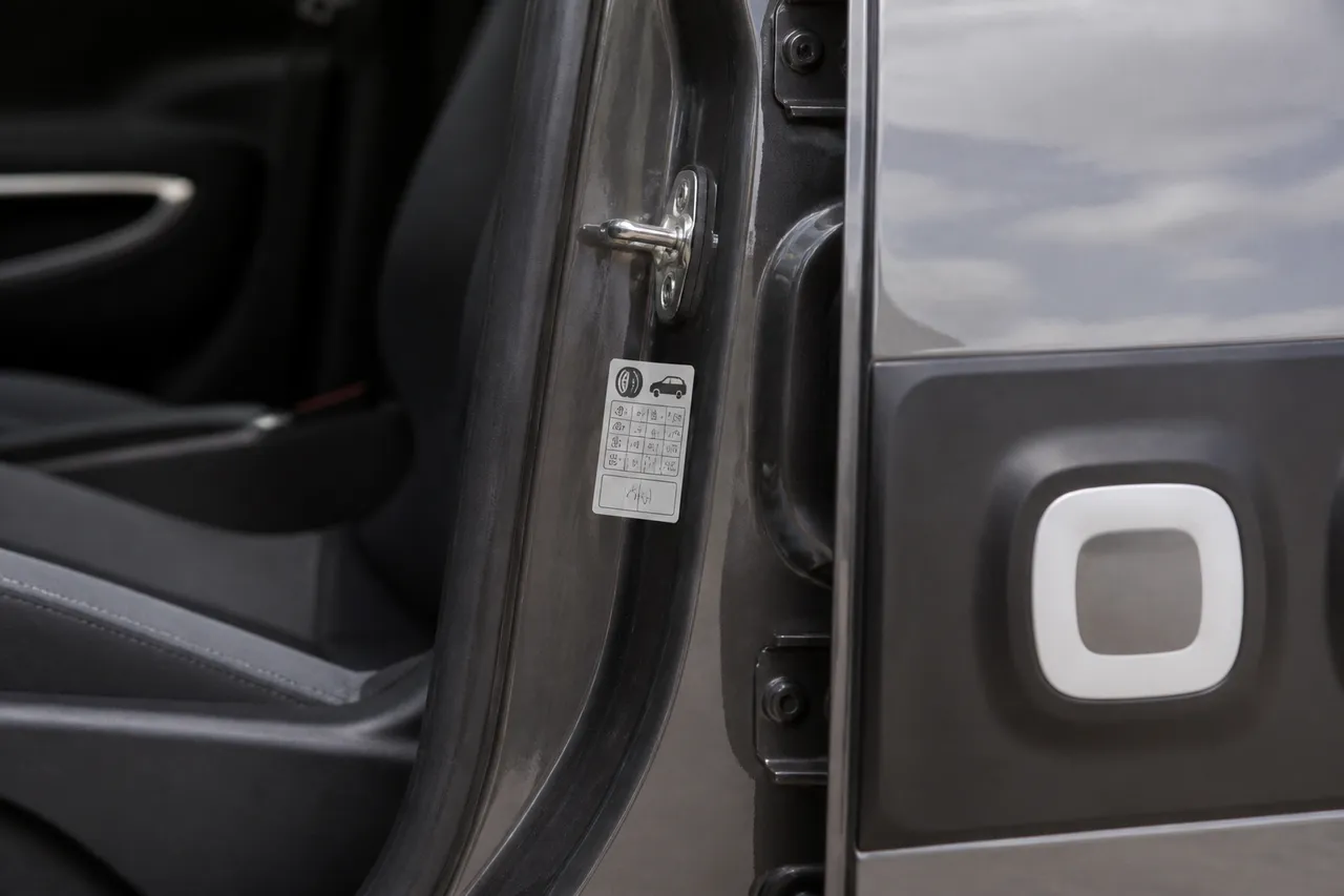 Étiquette de pression pneu C3 sur le montant de porte