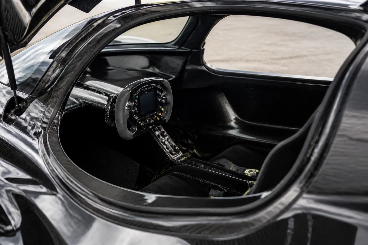 Cockpit et châssis carbone de l'Aston Martin Valkyrie