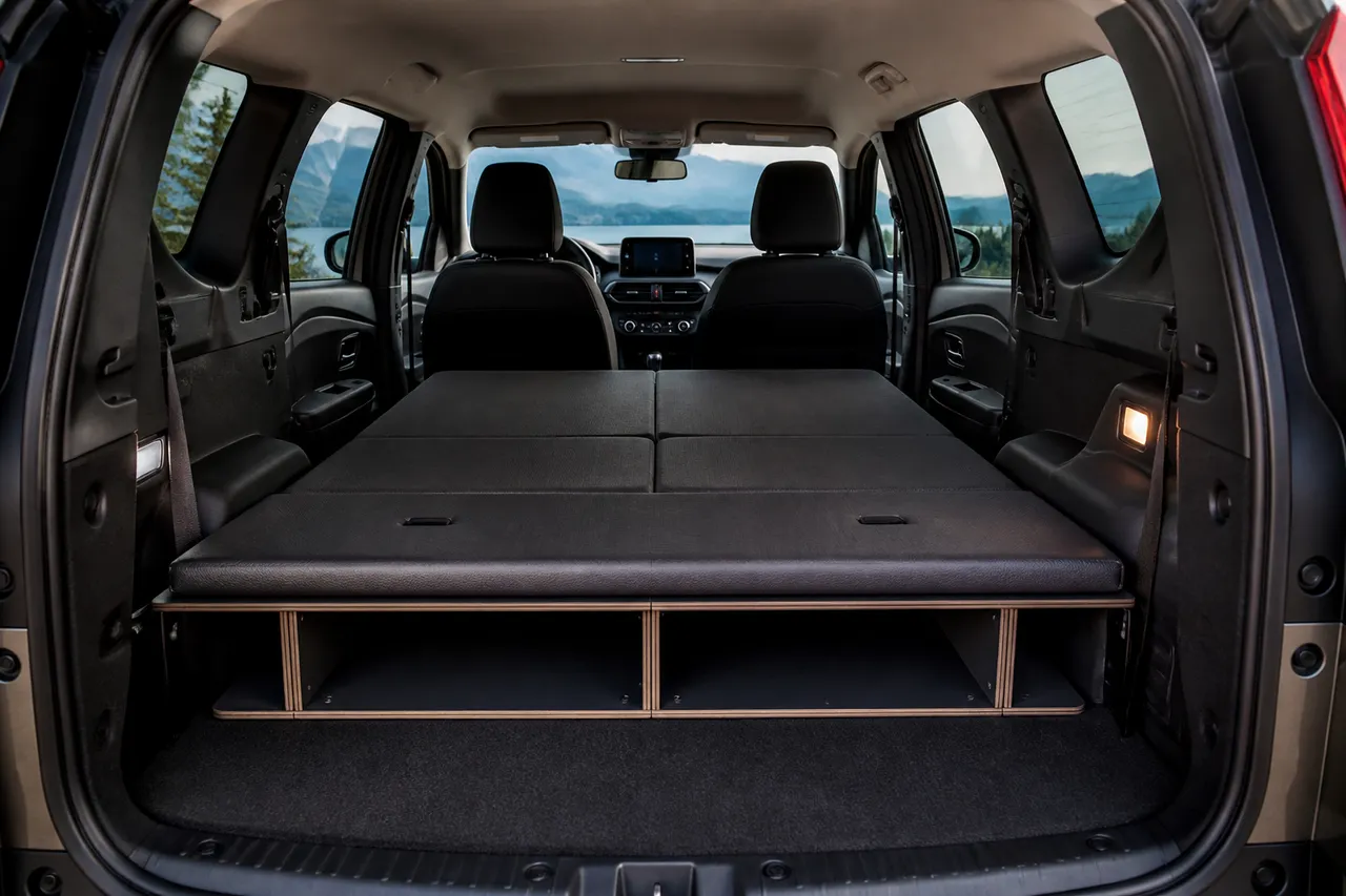 Intérieur du Jogger avec Pack Sleep, couchage d'un van Dacia
