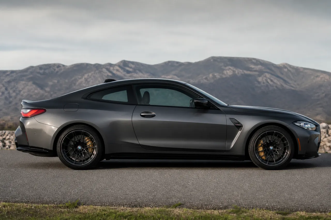 Profil d'une BMW M4 coupé, avec ses dimensions sportives