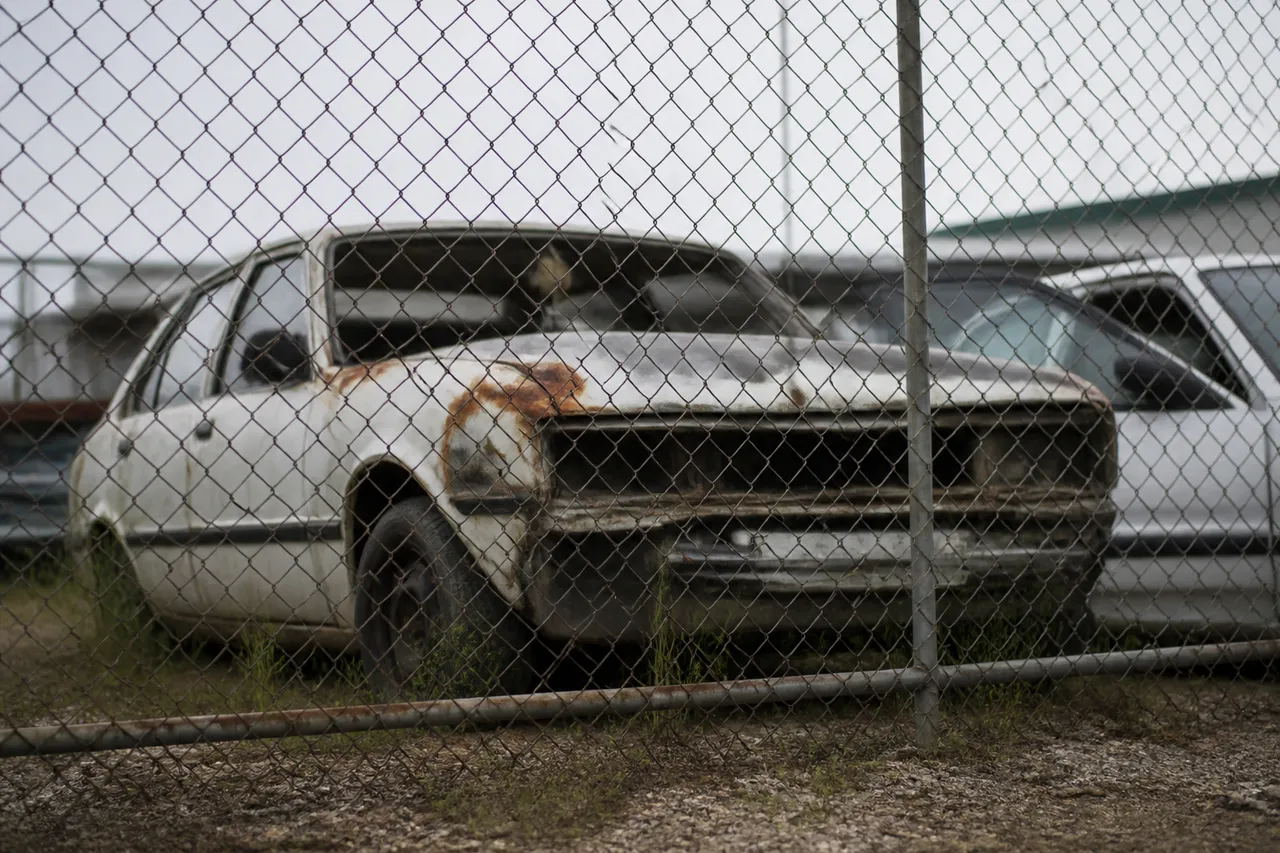 Voiture abandonnée en fourrière avant transfert aux Domaines