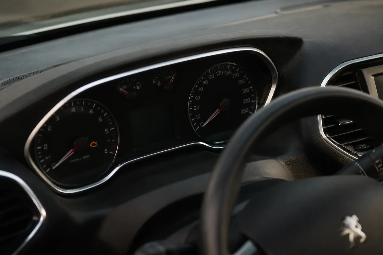 Voyant moteur clignotant sur Peugeot 308, arrêt immédiat