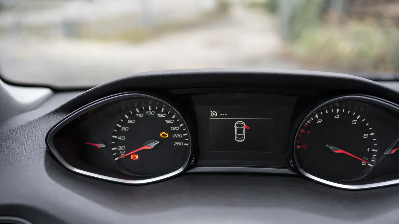 Défaut moteur sur une Peugeot 308, voyant allumé
